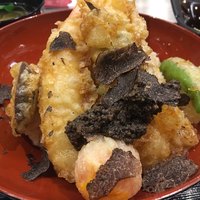 なにわ天ぷら 維心 - 海老が2尾、卵黄、シシトウ、レンコンの天ぷら、トリュフソースに仕上げのトリュフスライスがたっぷり、コレは天丼の革命ですな(￣▽￣)