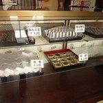 菅屋菓子店 - 看板商品はアンコ玉