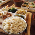 手前が7品目で、奥が5品目です