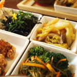 左上の右側の紫蘇がのってるのが、ひじきのペペロンチーノ