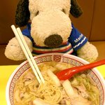 どうとんぼり神座 - 麺は中細のストレートタイプ。スープは白菜と豚肉のお出汁がきいていて、とっても家庭的なテイストだよ。