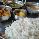 イーマサラ - ふわふわバスマティ越しの、ダルバート。