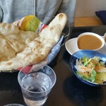 イーマサラ - 娘は、Wバターチキンカリーとプレーンナン。