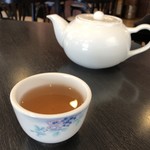 中国料理 富美 - お冷代わりのジャスミンティーはポットサービス
