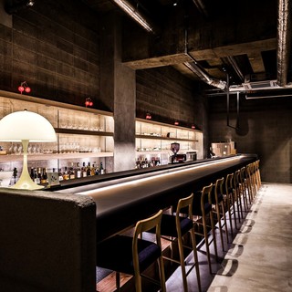 和風モダンな店内にはロングカウンター、小上がりを用意