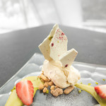 木苺のマーブルアイス　ピスタチオのメレンゲシート