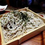 手打ちそば道場&居酒屋 杉庵 - 料理写真:左側の太いのが十割蕎麦(市販の蕎麦の合盛り)