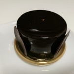 パティスリー ショコラトリー オーディネール - 艶々気品あるグラッサージュの中は奥深い6層仕立て、カラメリス460円