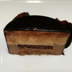 パティスリー ショコラトリー オーディネール - 優美な甘さのキャラメルムースととろけるブリュレ、華やかな香りのビターチョコムースのハーモニー