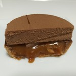 パティスリー ショコラトリー オーディネール - トロリと流れ出す塩キャラメルとザクザクのタルト、上はきめ細かなムースショコラ