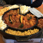 コリアンキッチン 3匹の子ぶた - アルミホイルの下は茶碗蒸しのようなものが