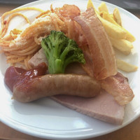 カフェトスカ - ベーコンは、普通焼きと、カリカリ焼き二種類あり。
                  ハムは厚切りでgood。