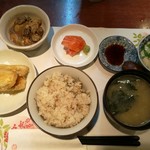 榮屋 - お代わりOKの炊込みご飯にお造りや天ぷら、牡蠣のくわ焼きなど