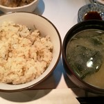 榮屋 - 永遠に食べ続けたくなる組み合わせ、じゃこと胡麻・切り昆布の炊込みご飯に熱々のみそ汁