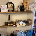 Kanakuma mochi - 店の出口手前の土産物等