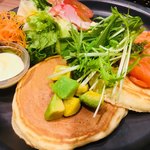 カフェ ド ペラゴロ - スモークサーモンとアボカドのパンケーキ