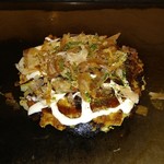 Okonomiyakikoteya - 焼き上がり、ソース・マヨネーズ・花鰹・青のりを掛けます