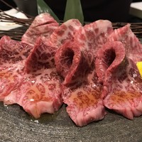 肉の匠 将泰庵 船橋駅前 はなれ店 - 最初に出される霜降り肉（2人前）