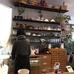 Gohan Kafe Kawa - しっかりと整理されたオープン厨房