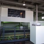 サントリー 天然水のビール工場 東京・武蔵野ブルワリー - 向かいの部屋に映像を投影