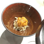 ひぜん - 塩水ウニは解した毛ガニの上に載っていた