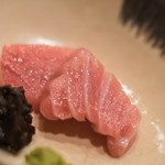 まき村 - 【向付（むかふづけ）】、中鮪（ちゆうばう）指身（さしみ）