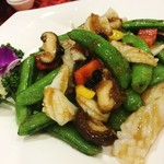 群来軒 - イカとスナップえんどうのオイスター炒め