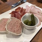 cafe＆BistroKitchen Belle anse - パテ、生ハム、自家製ロースハムの盛り合わせ