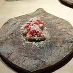 TTOAHISU - ◆寒ブリ・・9日寝かせたそう。鮎の魚醤とごま油で調味され、マリネした紅芯大根とスモークチーズが盛られています。