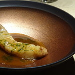 TTOAHISU - ◆アラのポワレ・・スープドポワゾンと金目で取った出汁がソースとして使用されていますが、良い味わいですこと。 アラらしい身のプリプリ感もよく美味しい。