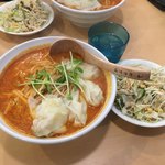 餃子市場 - 坦々麺680円サラダ＆半ライス付