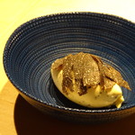 TTOAHISU - ◆黒トリュフのアイス・・アイスの中にも刻んだトリュフが入る贅沢な品。 食後にアイスを頂くと口の中がサッパリしますね。