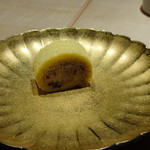 TTOAHISU - ◆シェフの故郷愛媛のお菓子「タルト」をイメージして作られた品。 ロールケーキの中には「餡」「生クリーム」「柚子のコンフィチュール」が入りいい味わい。