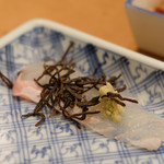 入船寿司 - 星鰈に松の葉昆布とわさびをのせて、醤油を少しつけて、いただきます。