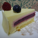 ガストロノミー ジョエル・ロブション - サプライズケーキ　カットしたとこ