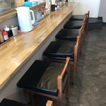 やきそば専門店 ばんばん - 左側は6席のカウンター席、内側は厨房です（２０１８．１．２５）