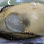 焼きかき優漁水産 - この日一番の大物。