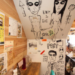 ララカレーハママツ - 店内の壁には画家による現代アートが楽しめる！