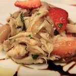 トラットリア 29 - 「うさぎと苺とトラ豆のサラダ」：フルーティー＆ジューシー♪うさぎは地鶏の旨みを更に濃厚にした感じ。