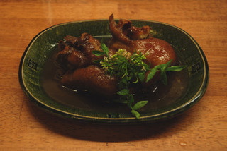 Isukura - 「豚足のウチナー煮」　泡盛と黒糖で煮込むこと半日、沖縄料理「テビチ」をアレンジした逸品　