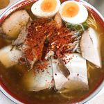 天神そば - ダブル、玉子入りです。通称「赤いの」と呼ばれる唐辛子をたっぷりとかけます。（2018.1 byジプシーくん）