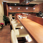 キッチン前のカウンター/店内奥と道路側にテーブル(2017.12月下旬)