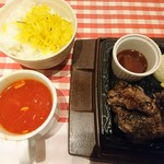 カタマリ肉ステーキ＆サラダバー にくスタ - セルフサービスの米とスープ