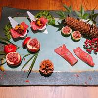 焼肉 うしみつ 恵比寿本店 - 炙り寿司とユッケの盛り合わせ
