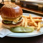FIRE HOUSE - 「チーズバーガー」1140円（全て税抜）