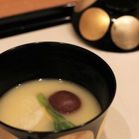 馬車道 大かわ - 白みそのお椀　赤梅はおひさまにみたてたもの