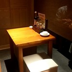 Soba To Aburiyaki Oku Izumo - 偶然空いてたひと席。奥の個室、カウンター、入り口付近のオープン席と3種あります。