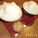 ブクブクー茶屋 - メニューに不思議な名前のお茶があって、ブクブクー茶(520円)とブクブクアイスコーヒー(520円)♪
            モクモクの泡はほんわり香ばしくお茶味だ。泡の下のお茶は普通に美味しいお茶だった(^^♪