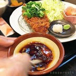 とんかつこおち - 醤油ベースのあまからだれに、玉子1個を割り入れて