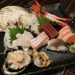 魚結 - 本日の特選刺身5点盛り＋活アワビ刺し＋活ホタテ刺し